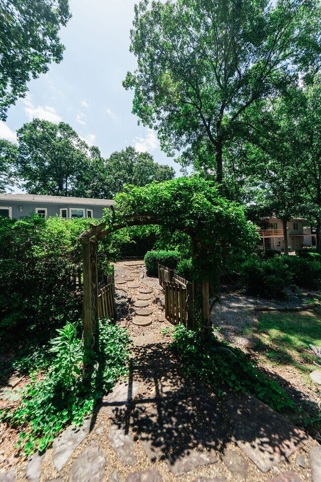 Building Photo - Beautiful Backyard Oasis on the Golf Course!