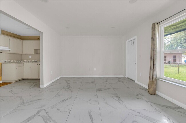 Building Photo - 5807 SW 27th St