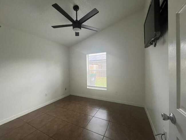 Building Photo - 8750 Claiborne Ct