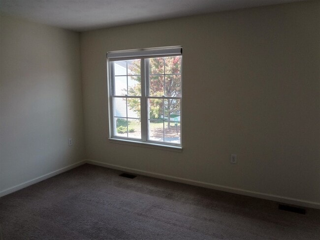 Building Photo - Spacious Townhouse with 2 Master Suites and Full Basement