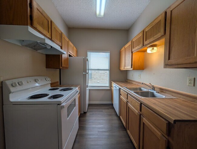 Building Photo - LOCATION!! On Wood Rd -Off Landa  / Fridge / Covered Back Patio / No Carpet / NBISD