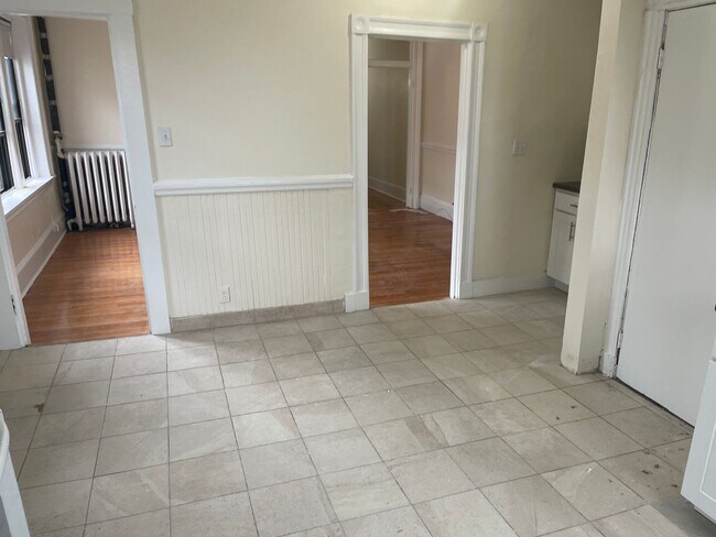 Building Photo - Available now or Dec, Jan MASSIVE TOP FLOOR 1 bed in Pacakrds Corner   EASY EASY CHOICE!