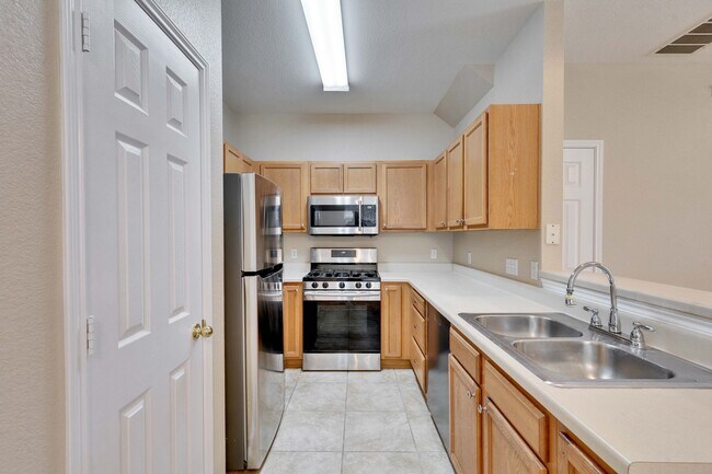 Building Photo - Great townhome in Pflugerville!