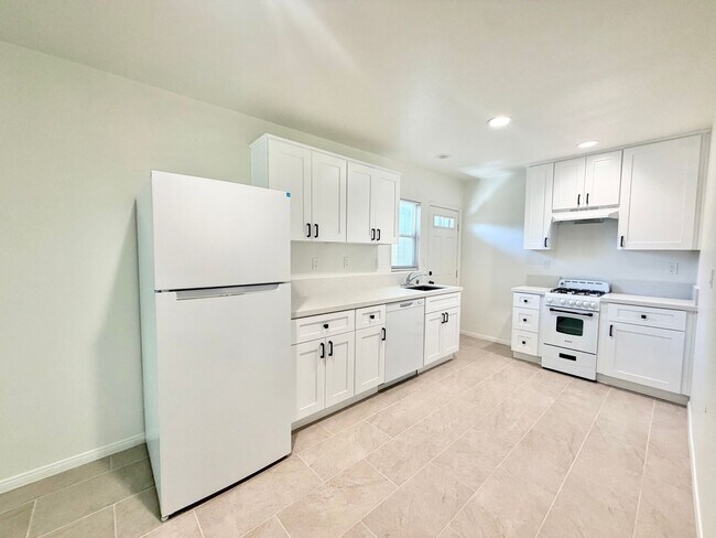 Building Photo - AVAILABLE NOW!! Studio Apartment in Palm Springs!