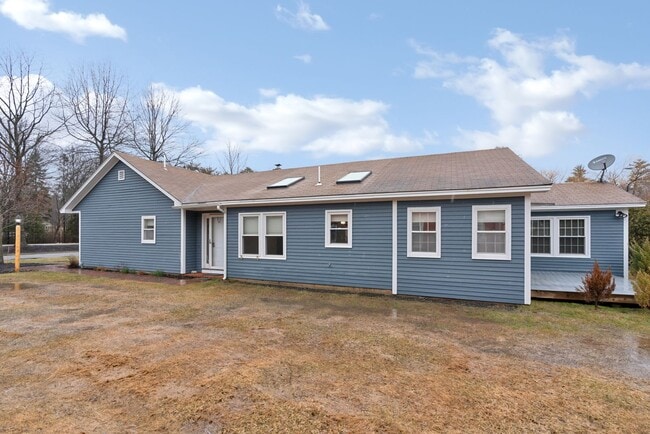 Building Photo - Charming Single Family Home offering  3-be...