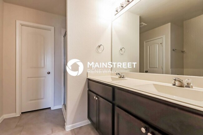 Building Photo - 4 Bedroom Pet-Friendly Home in ROSHARON, TX with Main Street Renewal