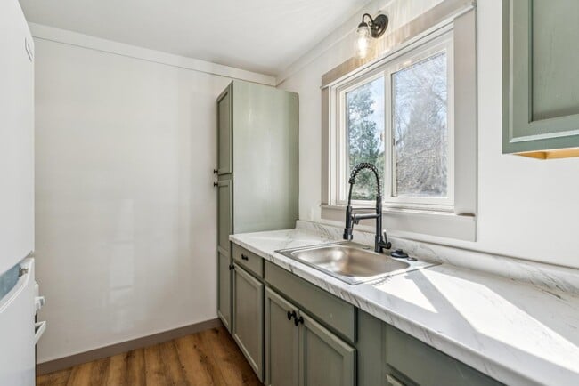 Building Photo - 28880 Cedar Dr