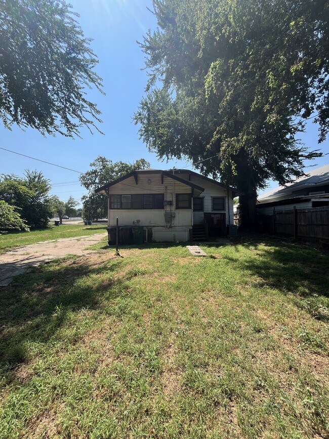Building Photo - 1138 N Lottie Ave