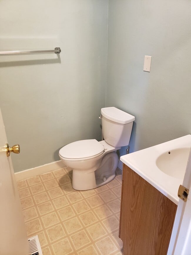 Building Photo - ROOMMATE ADDITION (1) -PLEASE CONTACT ISAB...