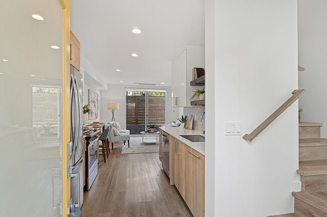 Building Photo - Modern 2bd/2ba Townhome with Rooftop & Par...