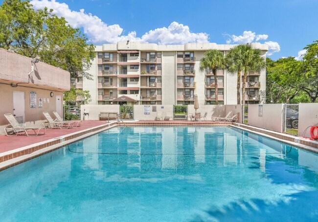 Building Photo - 2701 Riverside Dr