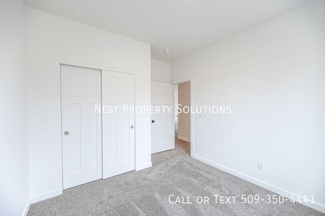 Building Photo - 164 E Montmorency-A