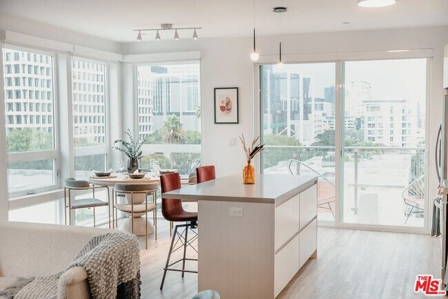 Building Photo - 700 S Manhattan Pl