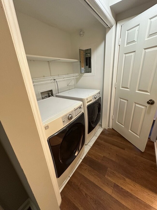 Building Photo - 2 bedroom/2 Bath Condo