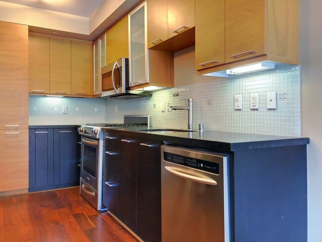 Building Photo - 1 Bed, 1 Bath + Storage - South Beach/SOMA...