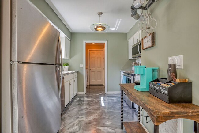 Building Photo - 3 BED | 3 BATH | POOLER | FURNISHED