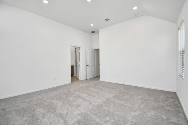 Building Photo - 5535 Holly Hvn Ct