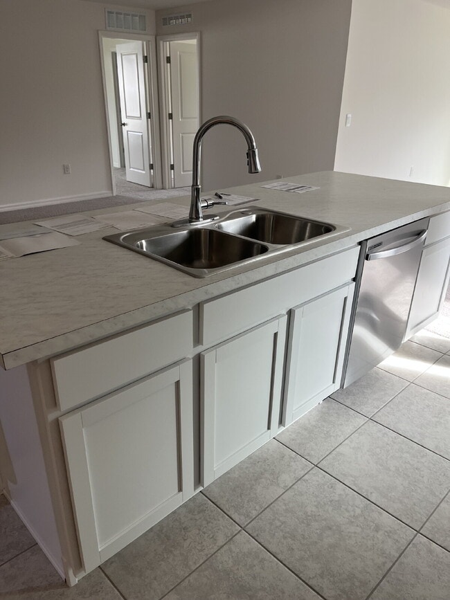 Building Photo - Brand New 4/2 Home!