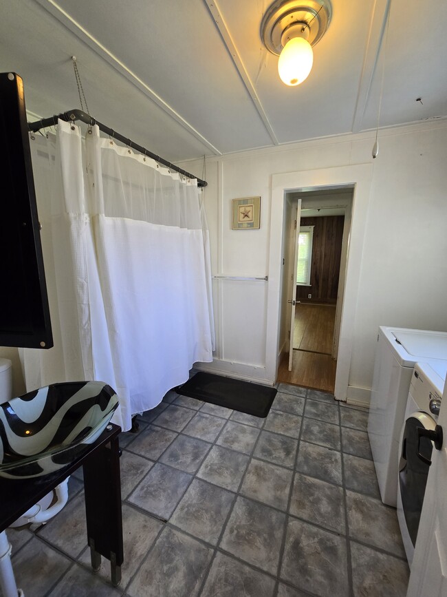 Building Photo - 409 3rd St S