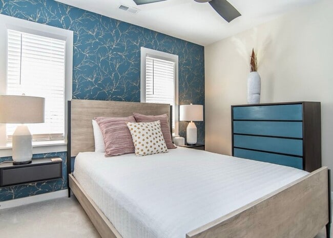 Building Photo - **OFFERING 1/2 OFF FIRST MONTH'S RENT FOR 9+ MONTH LEASE & REFUNDABLE APPLICATION FEES** Luxuriou...