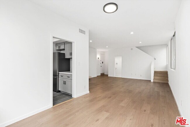 Building Photo - 329 Rexford Dr