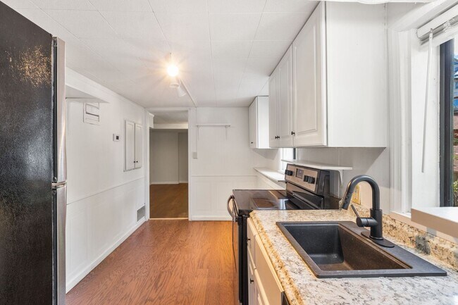 Building Photo - 135 S Path