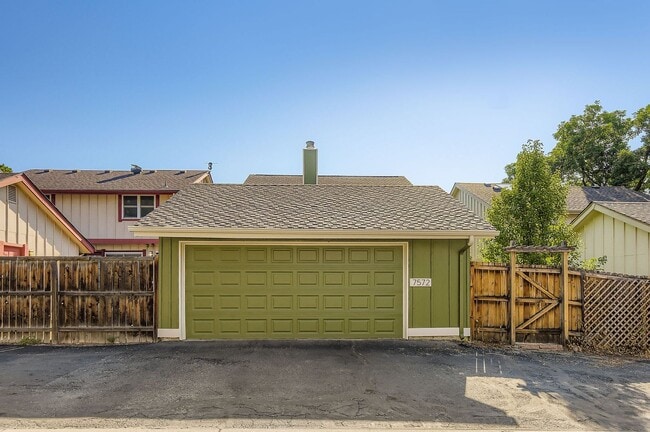 Building Photo - Evolve Real Estate: Charming 3 Beds/2 Bath...