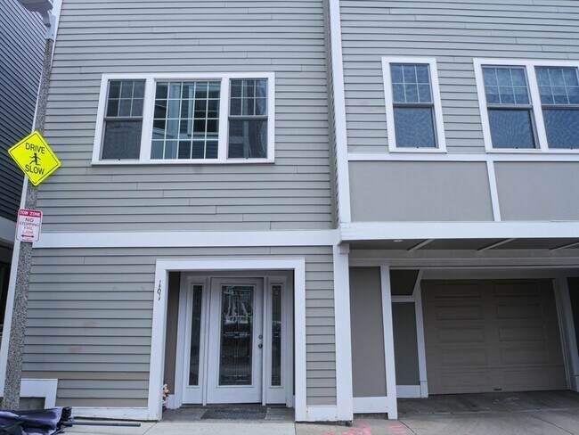 Building Photo - 161 Tudor St