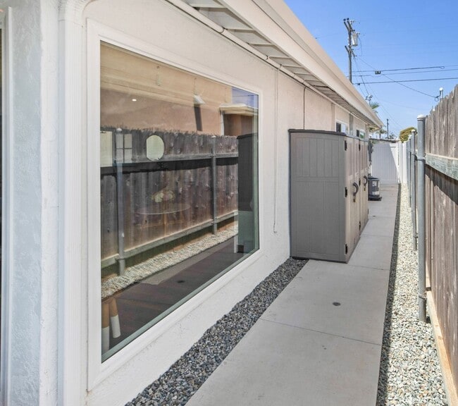 Building Photo - Long Term Unfurnished Rental available a f...