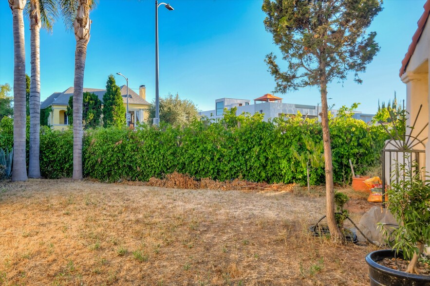 Building Photo - 366 S Crescent Heights Blvd