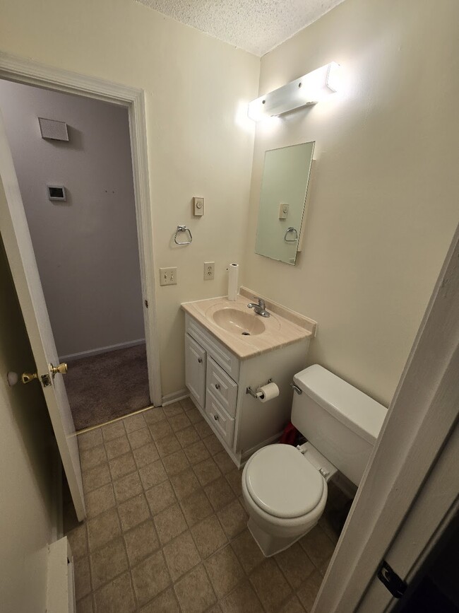 Upstairs bathroom - 7621 Summerglen Dr