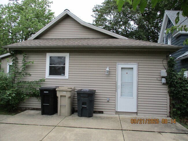 Building Photo - 2022 Catalpa St