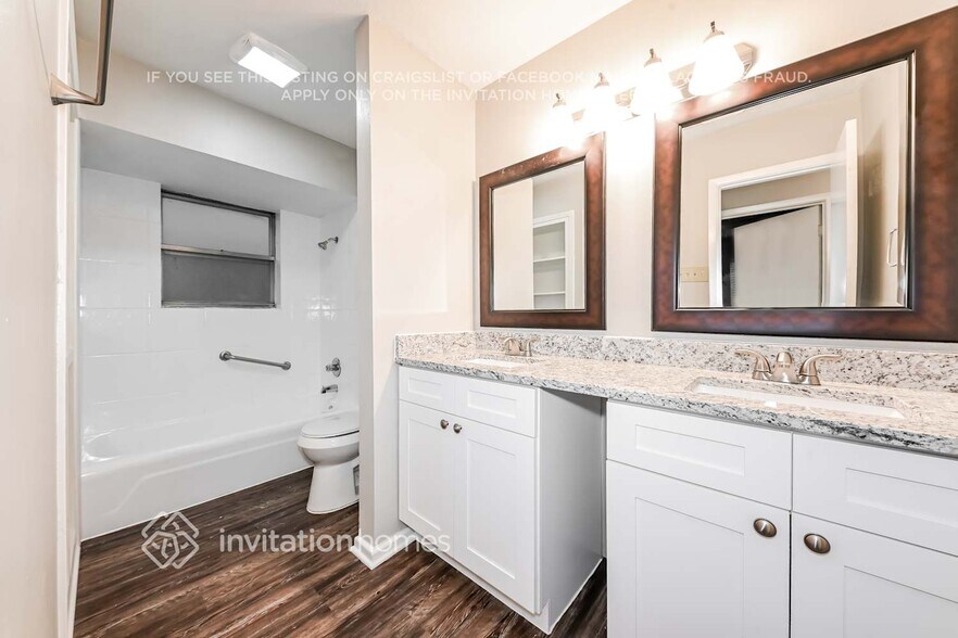 Building Photo - 2324 Lovell Dr