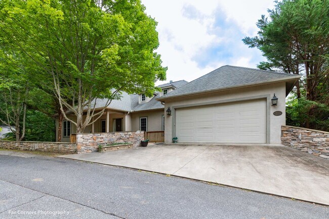 Building Photo - 370 Country Club Dr