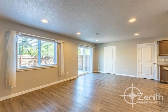 Building Photo - 7415 NE 136th Ave