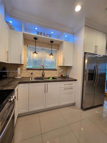 Building Photo - 365 NE 32nd Terrace