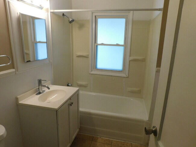 Building Photo - Sharp Bungalow in Great Location