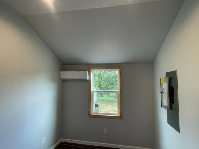 Building Photo - 5434 Pine Ridge Rd
