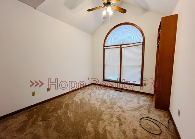 Building Photo - 5711 Meadowood Ln
