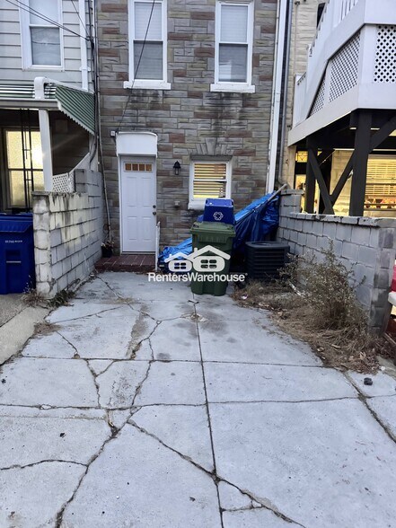 Building Photo - 627 S Curley St