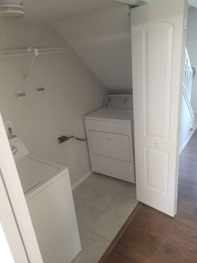 Building Photo - Lovely Updated 3-Bedroom Home. Special Move-In Offer: Move in by the end of March and receive HAL...