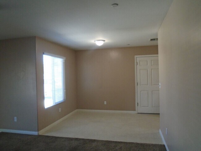 Building Photo - 620 W Day Ave