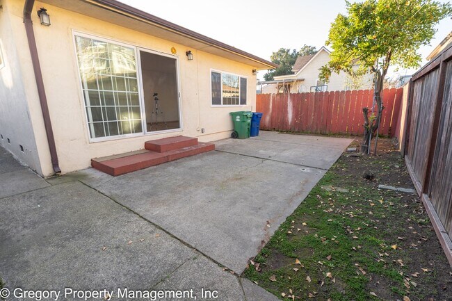 Building Photo - 2211 Pacific Ave