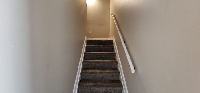 Building Photo - 3 Bedroom 2 Bath Lakefront Townhouse