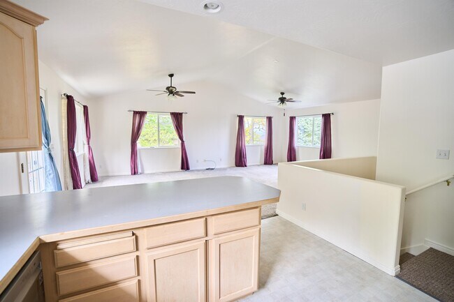 Building Photo - 850 E 550 S