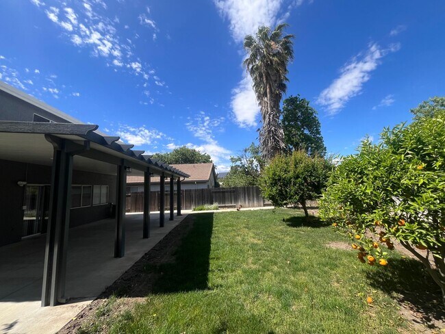 Building Photo - Bright & Spacious Woodland Home with Functional Layout 3 bed/2.5 bath