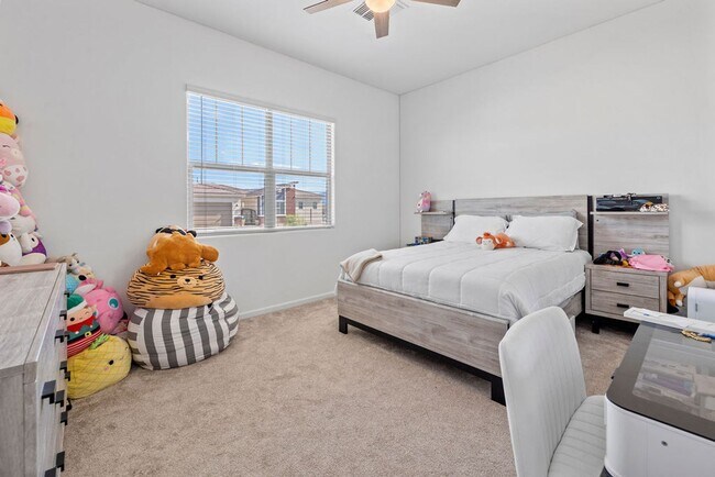 Building Photo - Newer Single Story 5 Bedroom 3 Bath Home in Vail