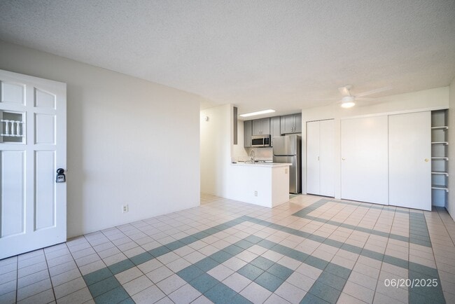 Building Photo - MOVE IN READY! 2/1.5/2 Renovated Unit, Cen...