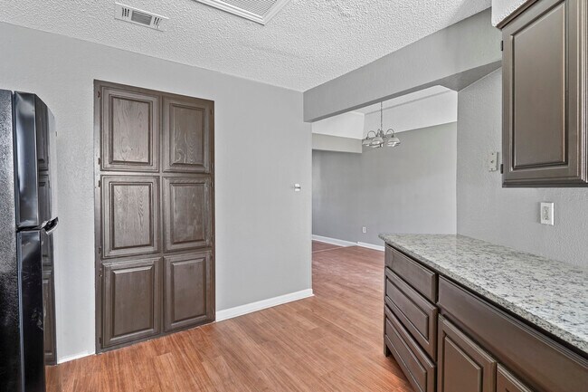 Building Photo - 804 Custer St