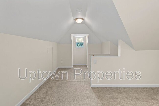 Building Photo - 9520 SW Cypress St